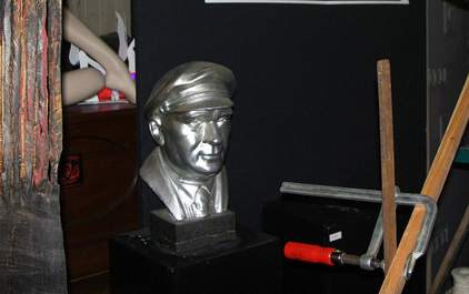 Auffällig: In Beiers Kneipe "Zur Freien Republik Schwarzenberg", in den Ausstellungen seiner "Galerie Silberstein" oder in seinem Atelier ist immer wieder eine silberne Thälmann-Büste zu sehen. Auffällig: In Beiers Kneipe "Zur Freien Republik Schwarzenberg", in den Ausstellungen seiner "Galerie Silberstein" oder in seinem Atelier ist immer wieder eine silberne Thälmann-Büste zu sehen.