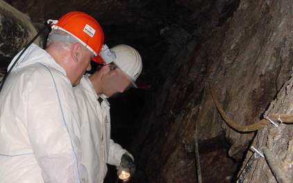 Wonach sucht ein Minister (links: Thomas Jurk) höchstpersönlich in ausgedienten Bergwerken? Wonach sucht ein Minister (links: Thomas Jurk) höchstpersönlich in ausgedienten Bergwerken?