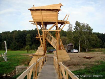 Der Schwimmsteg - hier noch im Bau - nach Polen. Rund hundert Meter weiter rechts wurden 2013 die Skelette in Wehrmachtsuniform gefunden. Der Schwimmsteg - hier noch im Bau - nach Polen. Rund hundert Meter weiter rechts wurden 2013 die Skelette in Wehrmachtsuniform gefunden.