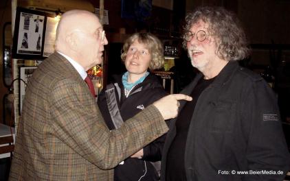 Drei Kreative in der Diskussion. Von links: Der Theologe und freie Journalist Hanjo Seißler aus München, die Konditorin Sandra Lang aus Rittersgrün und der Holzbildhauer und Galerist Jörg Beier aus Schwarzenberg. Drei Kreative in der Diskussion. Von links: Der Theologe und freie Journalist Hanjo Seißler aus München, die Konditorin Sandra Lang aus Rittersgrün und der Holzbildhauer und Galerist Jörg Beier aus Schwarzenberg.