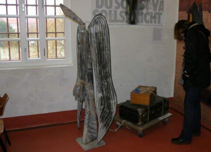 Beiers Engel sind völlig eigenständige Kunstwerke. Sein Schöpfergeist bannte alle Hoffnungen und Ängste, die Menschen je hatten, in seine Figuren. Sie verströmen deshalb Wärme und Kälte zur gleichen Zeit. Sie streben himmelwärts und sind doch geduckt. Sie sind anziehend und auch abwesend. Sie sind Symbole für die Zerissenheit des Menschen. (Hanjo Seißler, Theologe und Publizist, München) Beiers Engel sind völlig eigenständige Kunstwerke. Sein Schöpfergeist bannte alle Hoffnungen und Ängste, die Menschen je hatten, in seine Figuren. Sie verströmen deshalb Wärme und Kälte zur gleichen Zeit. Sie streben himmelwärts und sind doch geduckt. Sie sind anziehend und auch abwesend. Sie sind Symbole für die Zerissenheit des Menschen. (Hanjo Seißler, Theologe und Publizist, München)