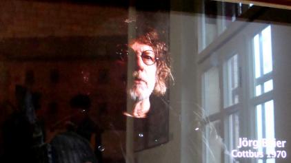 In einer Videoinstallation im Zuchthaus Cottbus spricht Jörg Beier darüber, wie die Hafterfahrung sein Leben bis heute beeinflusst. In einer Videoinstallation im Zuchthaus Cottbus spricht Jörg Beier darüber, wie die Hafterfahrung sein Leben bis heute beeinflusst.