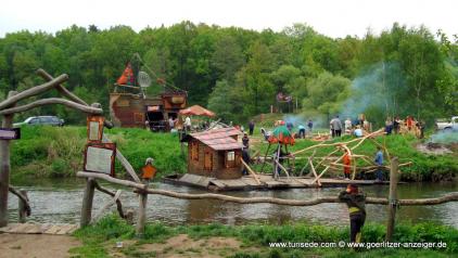 Beim Subbotnik des gab noch die Neißefähre, dort, wo sich heute der Schwimmsteg und das mitten im Fluss schwimmende Neiße-Café befinden. Beim Subbotnik des gab noch die Neißefähre, dort, wo sich heute der Schwimmsteg und das mitten im Fluss schwimmende Neiße-Café befinden.